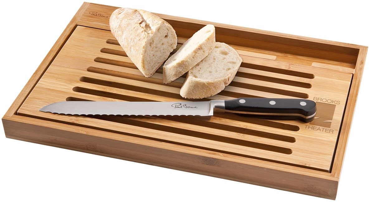 Bistro cutting board with bread knife